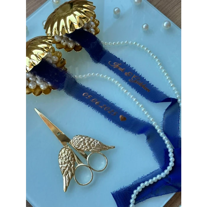 Kişiye Özel Söz Kurdelesi – Sade & İncili & İsim Baskılı Lacivert İpek Kumaş Kurdele