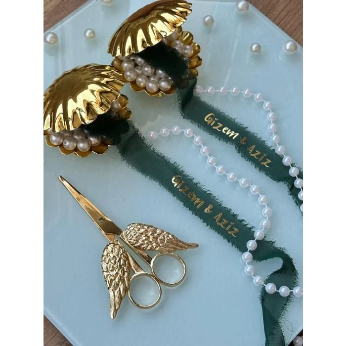 Kişiye Özel Söz Kurdelesi – Sade & İncili & İsim Baskılı Zümrüt Yeşili İpek Kumaş Kurdele