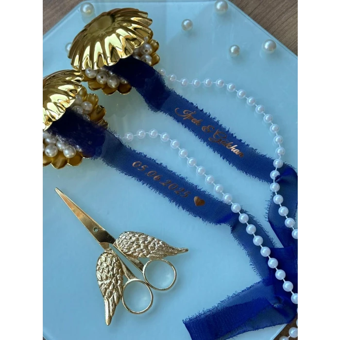 Kişiye Özel Söz Kurdelesi – Sade & İncili & İsim Baskılı Lacivert İpek Kumaş Kurdele