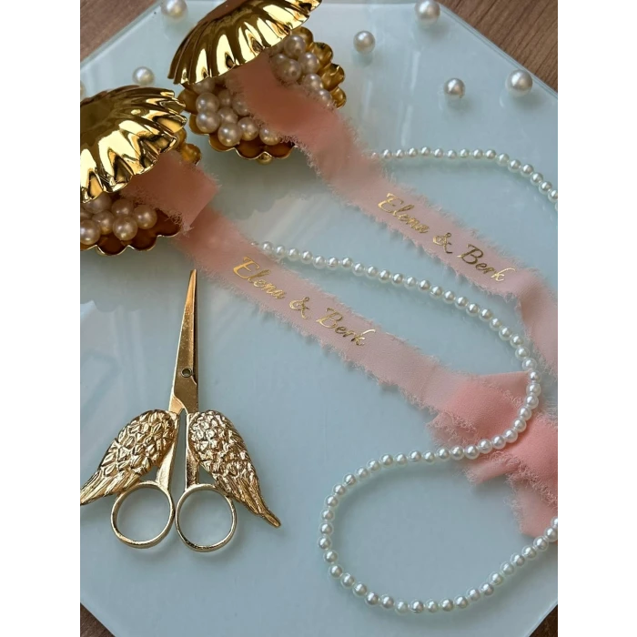 Kişiye Özel Söz Kurdelesi – Sade & İncili & İsim Baskılı Somon Rengi İpek Kumaş Kurdele