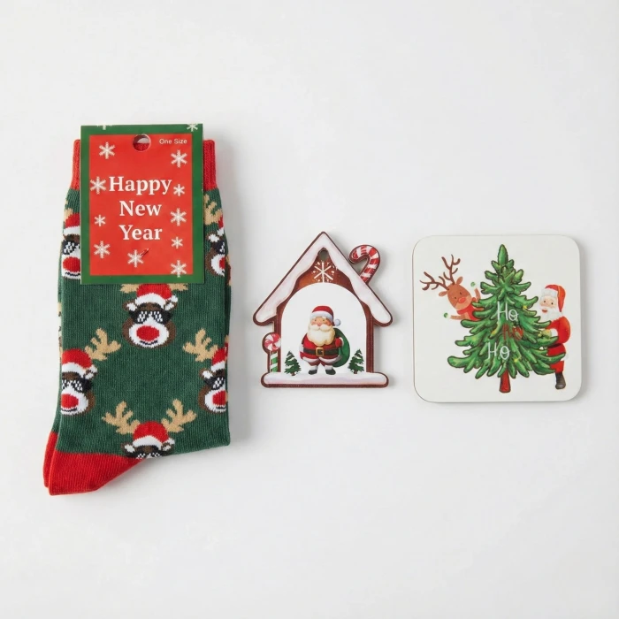 Yılbaşı Özel 3lü Hediye Seti: Geyikli Çorap, Noel Baba Süsü ve Bardak Altlığı (Altın Kurdeleli Hazır Paket)