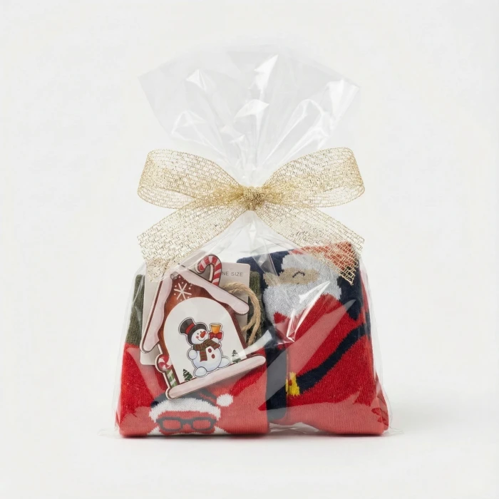 Yılbaşı Özel Hediye Seti: 2li Noel Baba Desenli Çorap & Ahşap Kardan Adam Süsü