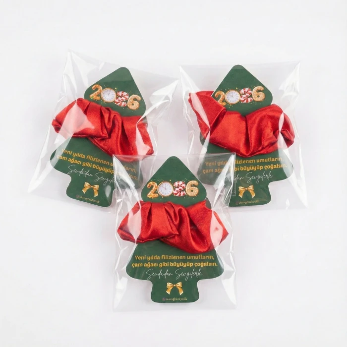 Çam Ağacı Kartlı Lüks Kırmızı Saten Toka (12x9 cm) – Kurumsal ve Bireysel Hediye