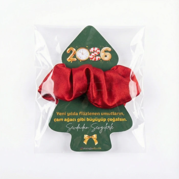 Çam Ağacı Kartlı Lüks Kırmızı Saten Toka (12x9 cm) – Kurumsal ve Bireysel Hediye