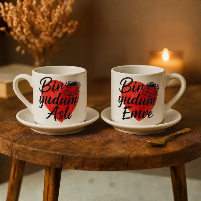 Kişiye Özel “Bir Yudum Aşk” Kahve Fincanı Seti – İsim Baskılı Porselen 2’li Set – Romantik Sevgili Hediyesi