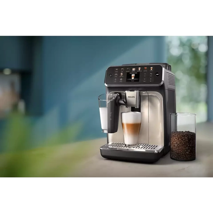 Philips EP5547/90 Tam Otomatik LatteGo Espresso Makinesi, 5500 Serisi, SilentBrew Teknolojisi, Hızlı Başlangıç, Taze Öğütülmüş Çekirdeklerden Aromatik Kahve, 20 Sıcak ve Soğuk İçecek