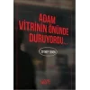 Adam Vitrinin Önünde Duruyordu
