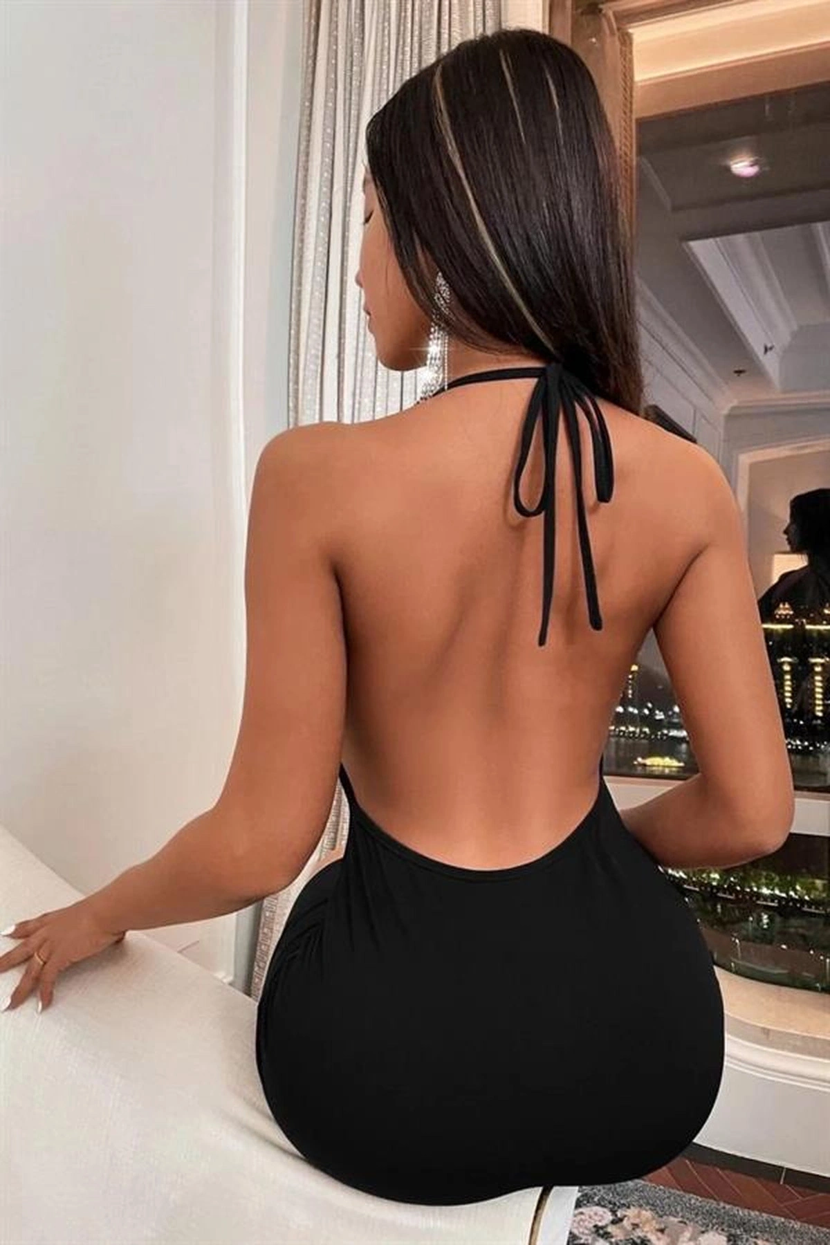 Boyundan Bağlamalı Sırt Dekolteli Mini Club Elbise Siyah Renk