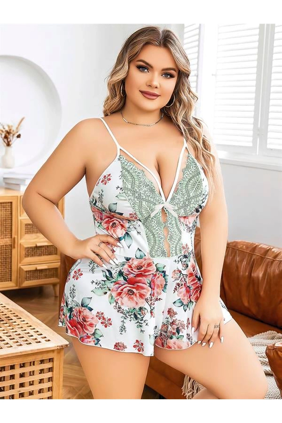 Büyük Çiçek Desenli Dantel İşlemeli İnce Askılı Şort Gecelik Beyaz Renk