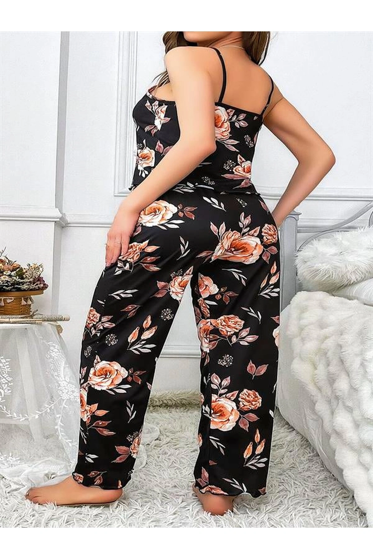 Büyük Çiçek Desenli İnce Askılı Pijama Takımı Siyah Renk