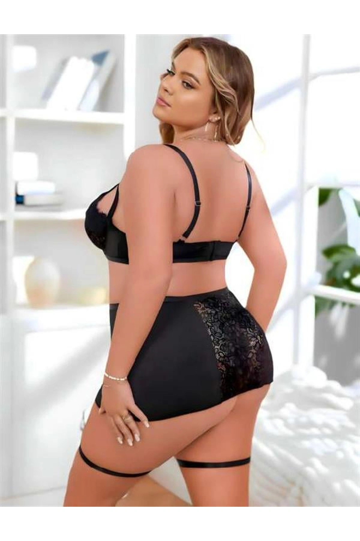 Büyük Dantel İşlemeli Dekolteli Jartiyer Takımı Siyah Renk