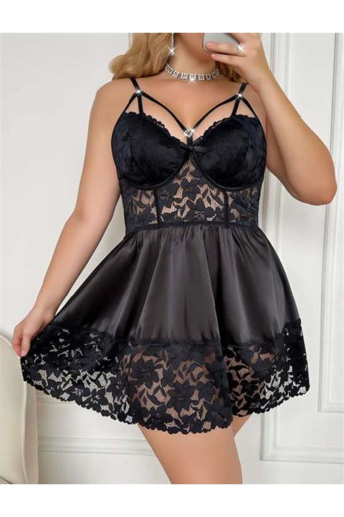 Büyük Dantel İşlemeli Göğüs İp Detaylı Saten Gecelik Siyah Renk