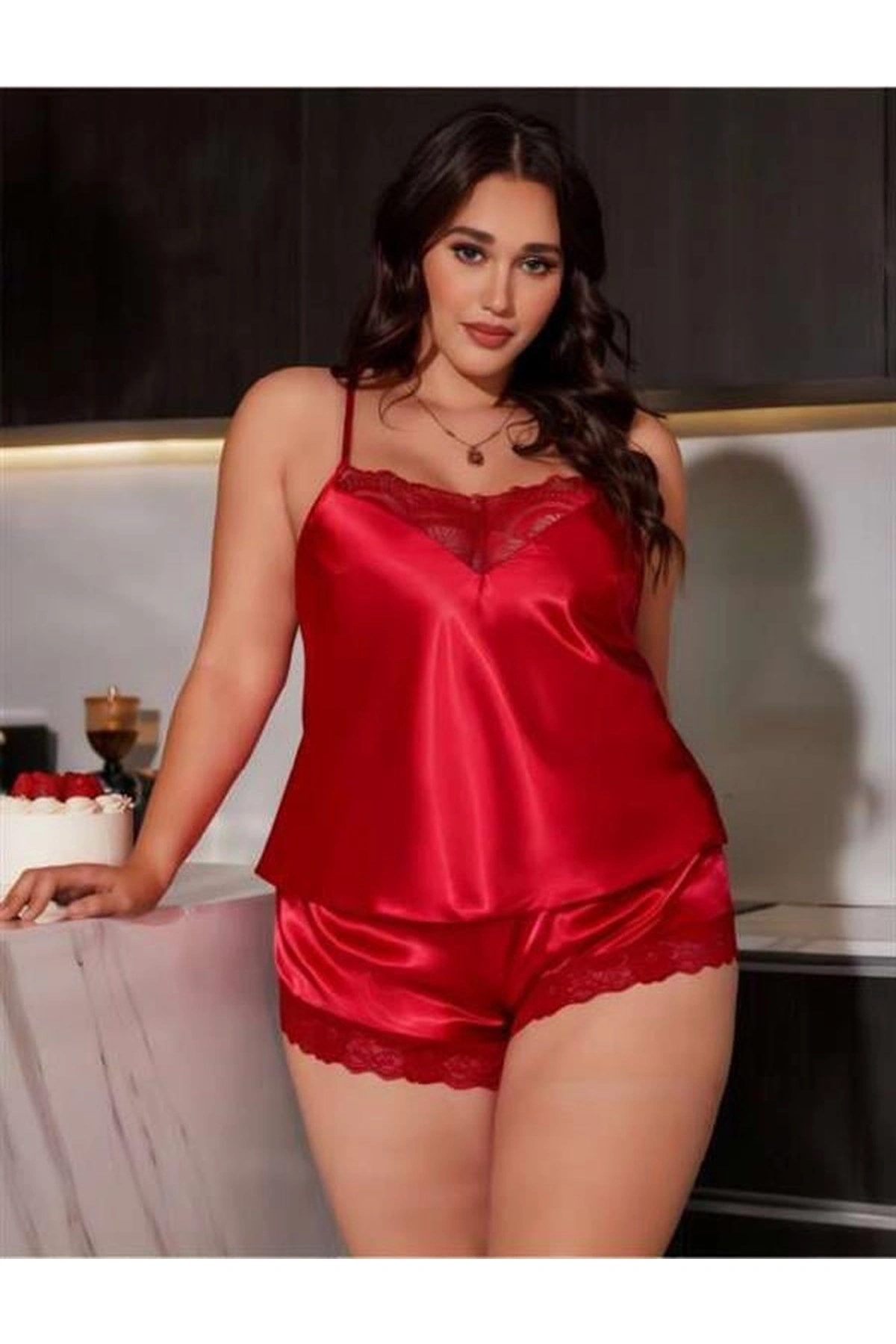 Büyük Dantel İşlemeli Saten Şortlu Takım Kırmızı Renk