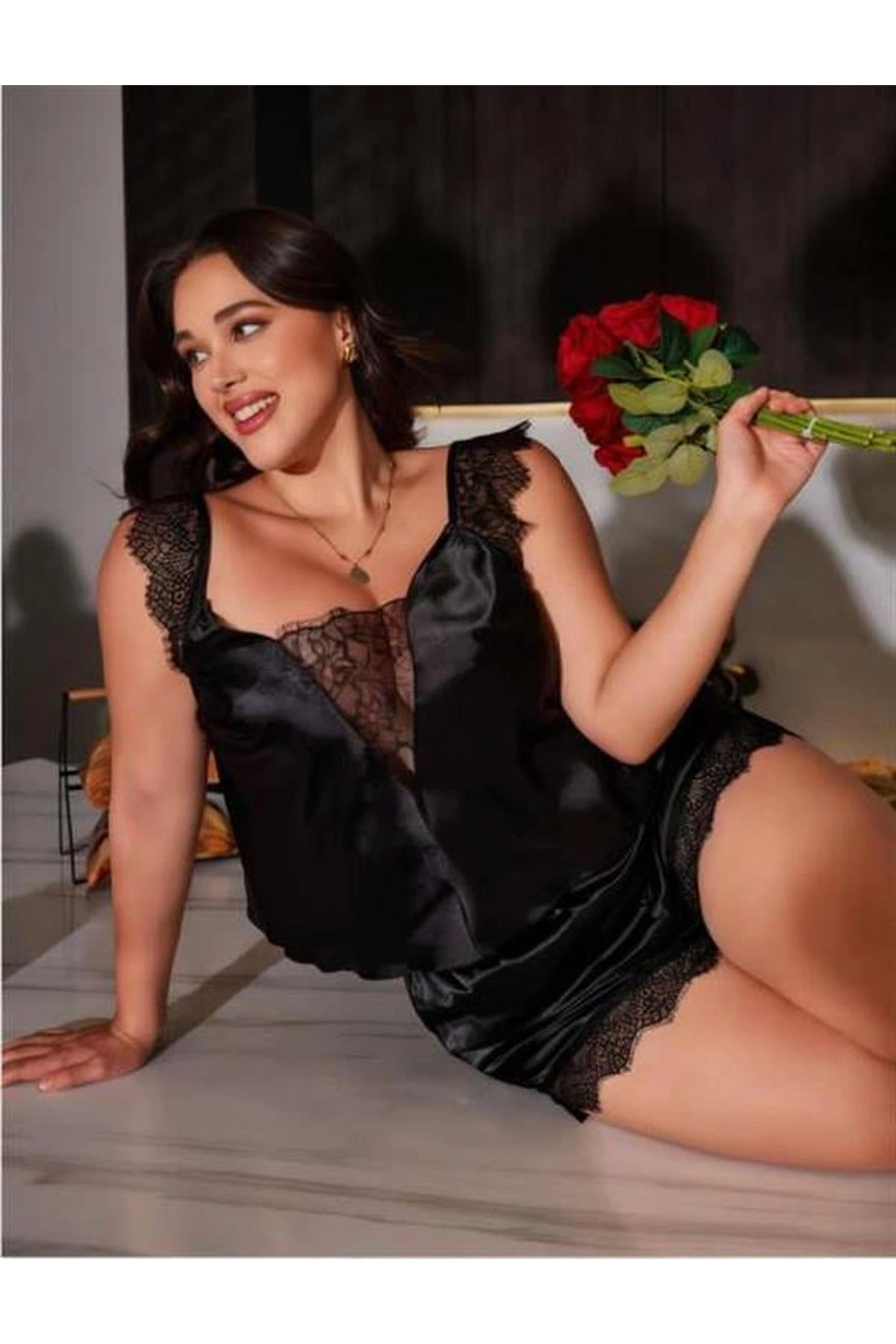 Büyük Omuz Dantel İşlemeli Saten Şortlu Gecelik Takımı Siyah Renk