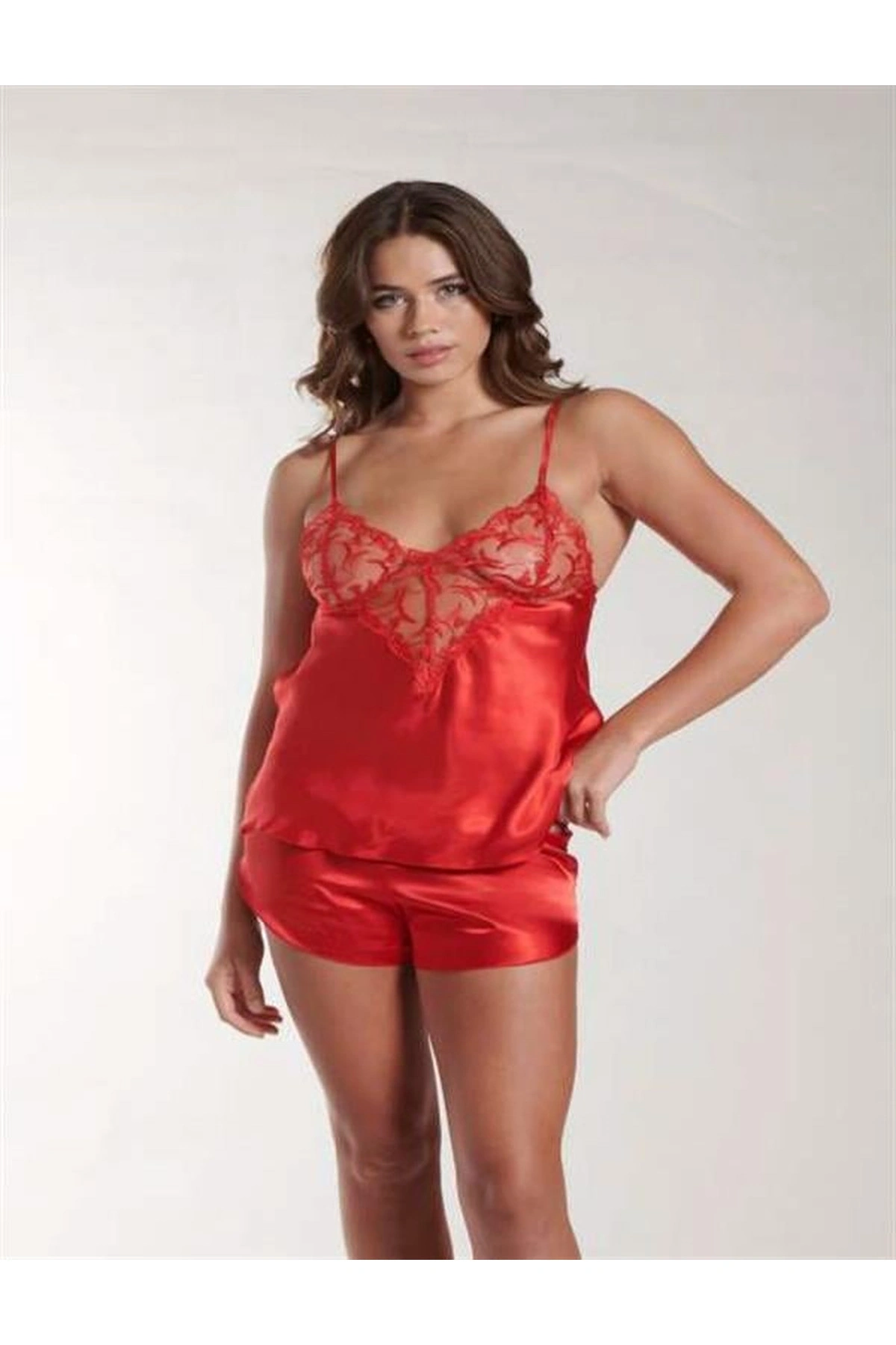 Dantel Detaylı İnce Askılı Saten Şortlu Takım Kırmızı Renk