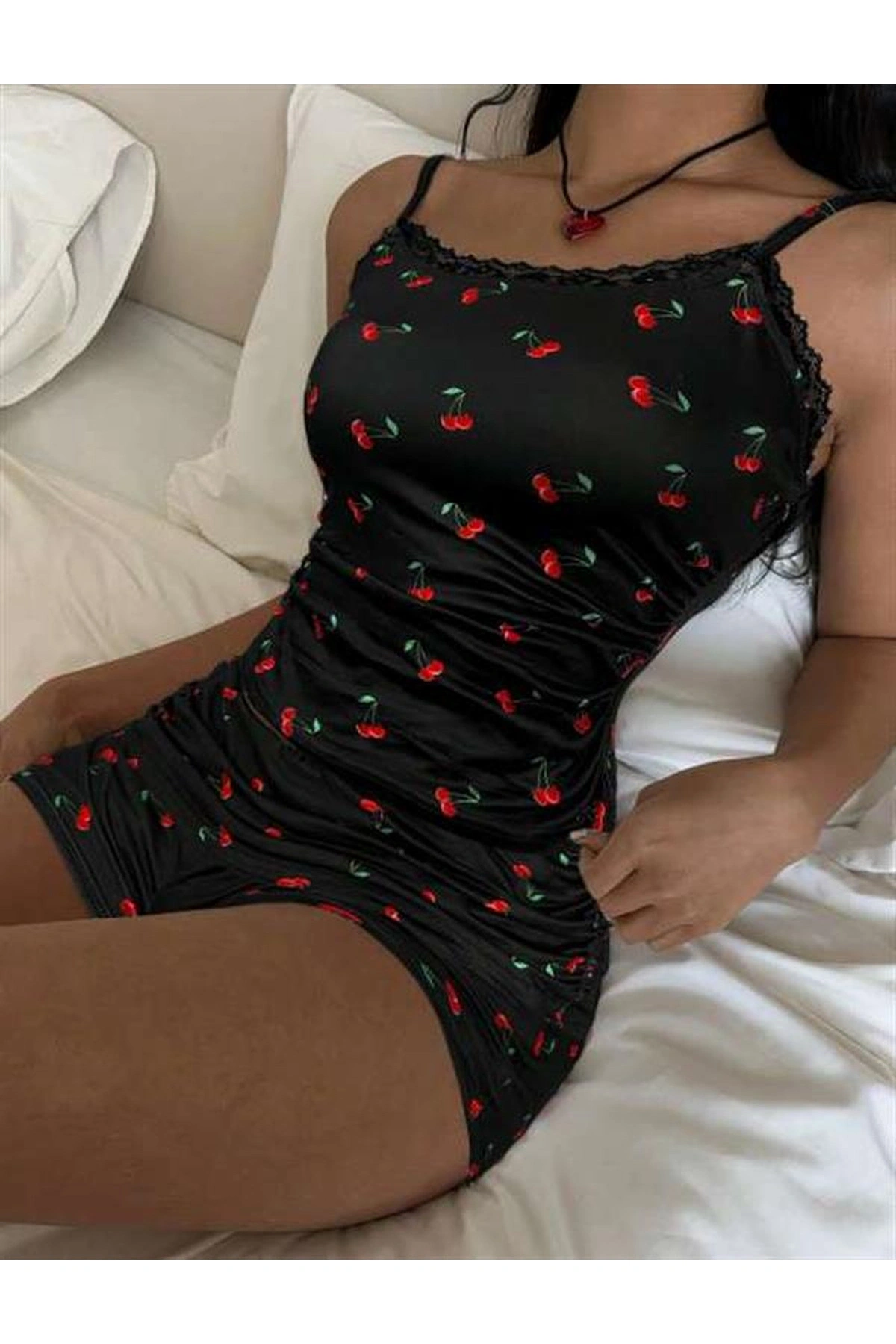 Kiraz Desenli Dantel İşlemeli Askılı Şortlu Pijama Takımı Siyah Renk