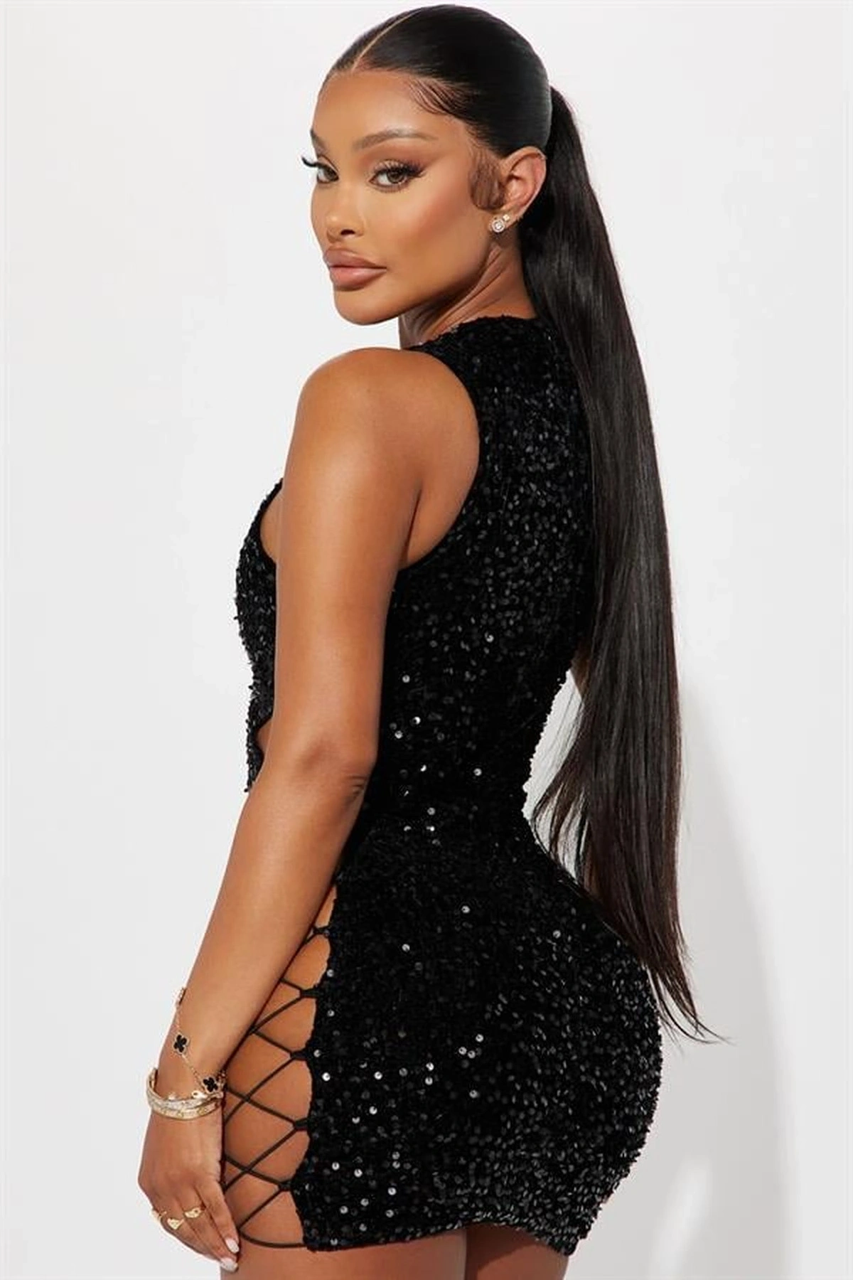 Pullu Göğüs Dekolteli Mini Fantezi Elbise Siyah Renk