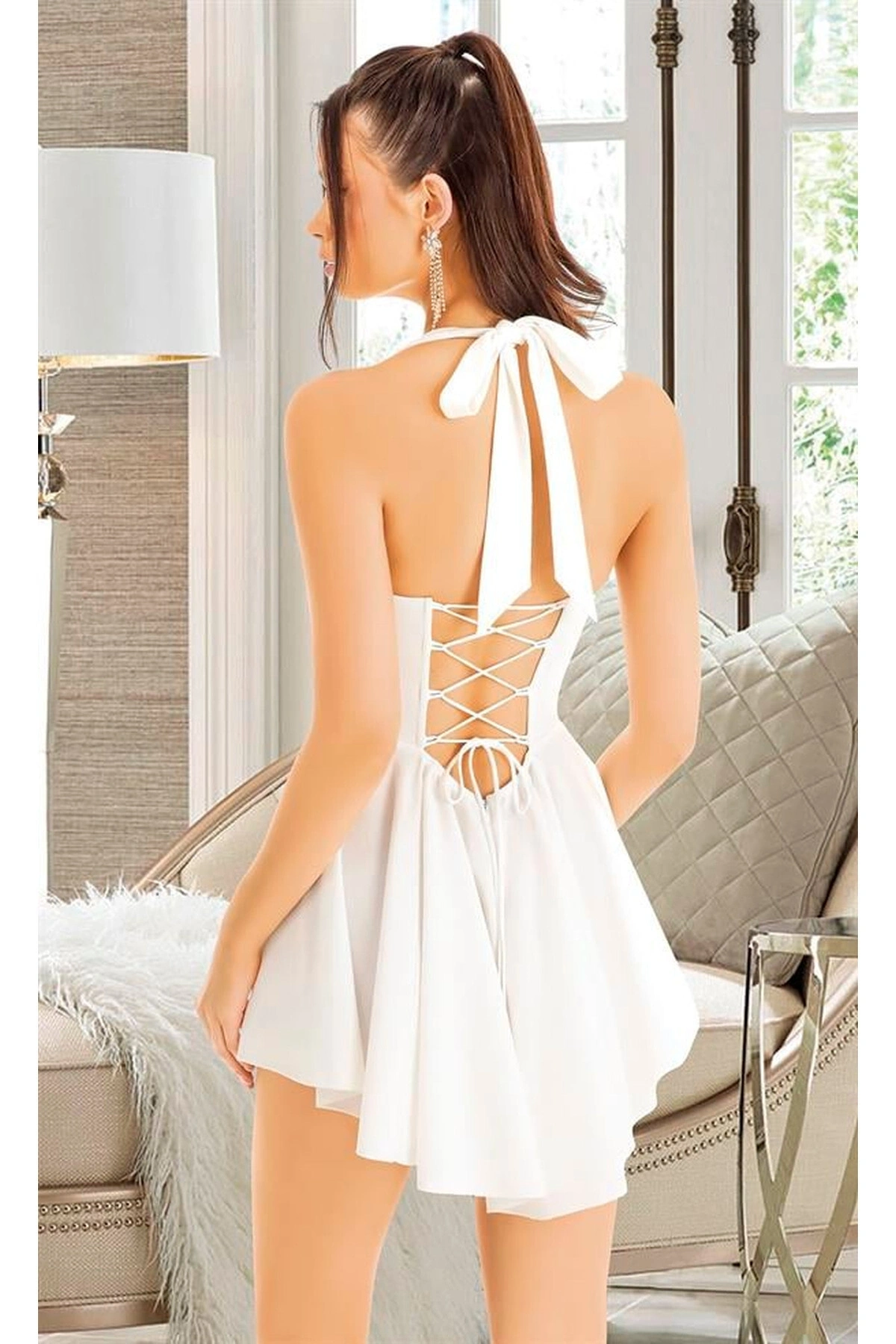 Sırt Dekolteli Fırfırlı Mini Fantezi Elbise Beyaz Renk