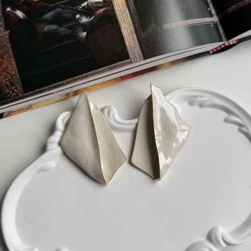 Asimetrik Plaka Küpe Ekru