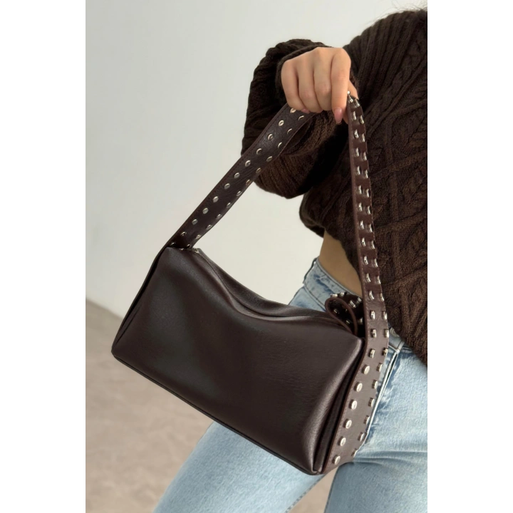 Mono Zımba Detaylı Fermuarlı Acı Kahve Omuz Çantası