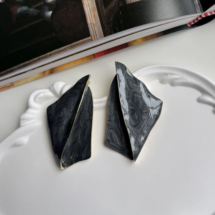 Asimetrik Plaka Küpe Füme