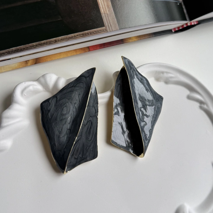 Asimetrik Plaka Küpe Füme