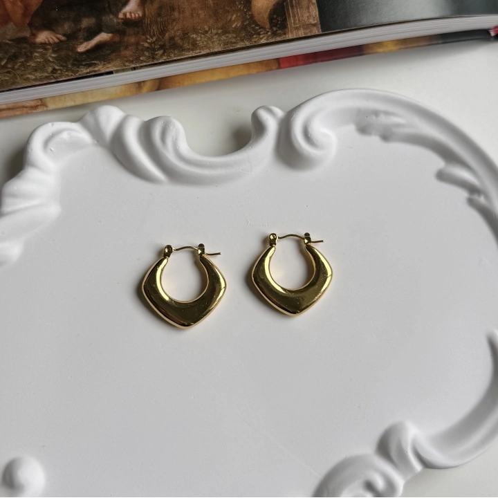 Çelik Bombeli Küpe