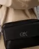 Calvin Klein Kadın Siyah Logolu Çapraz Çanta