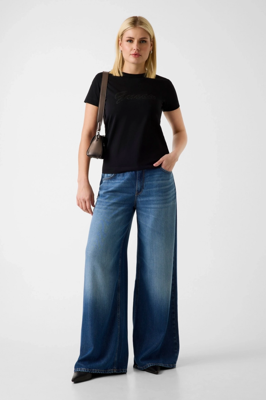 Guess Kısa Kollu Bisiklet Yaka 3D Yazılı Kadın Siyah T-shirt W6GI08K3023-JBLK