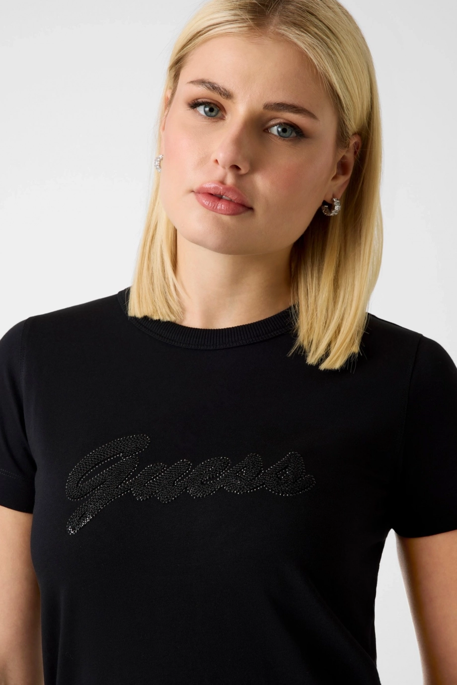 Guess Kısa Kollu Bisiklet Yaka 3D Yazılı Kadın Siyah T-shirt W6GI08K3023-JBLK