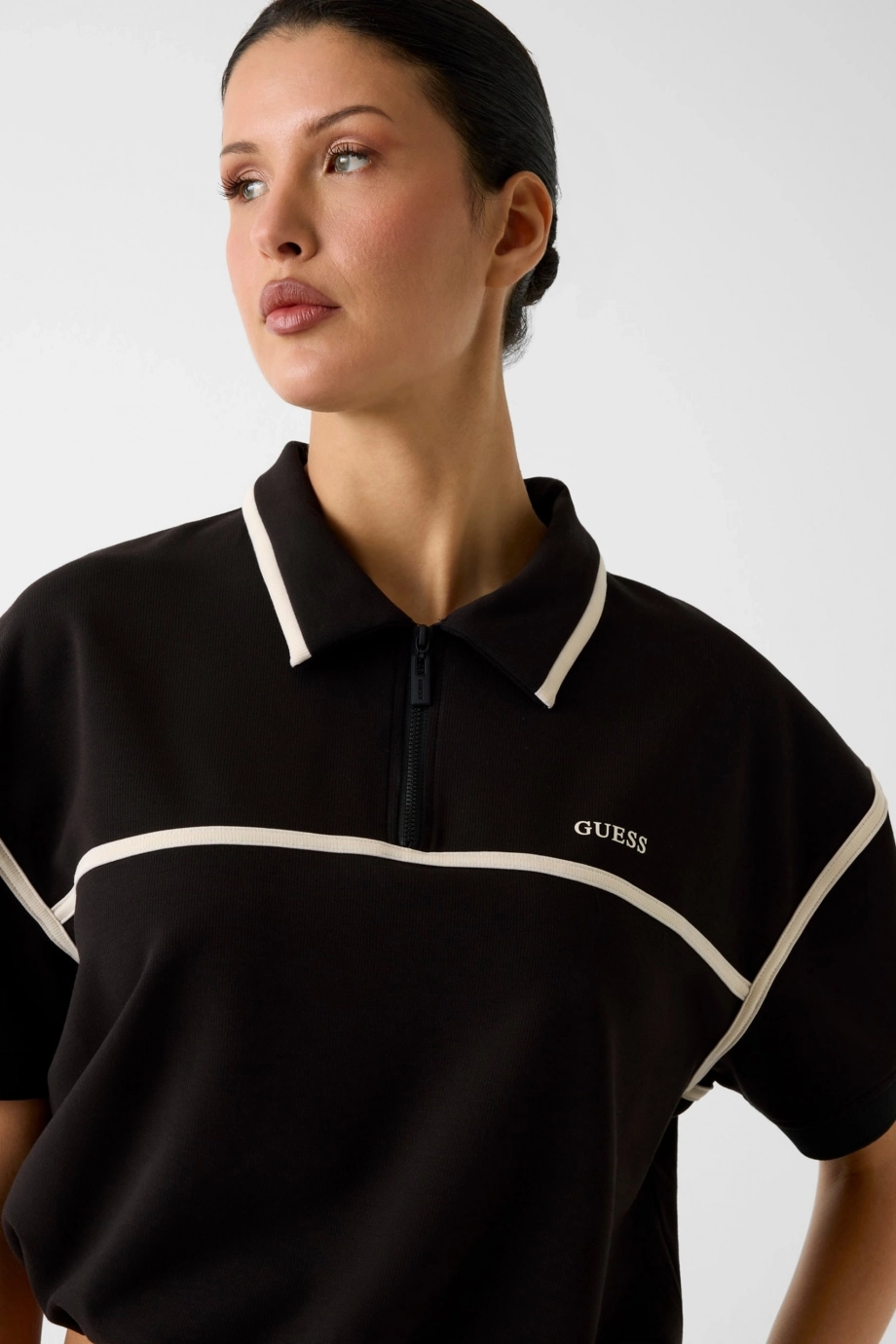 Guess Jasmine Kısa Polo Yakalı Yarım Fermuarlı Kadın Siyah Polo T-shirt  V6GP01K2945-JBLK