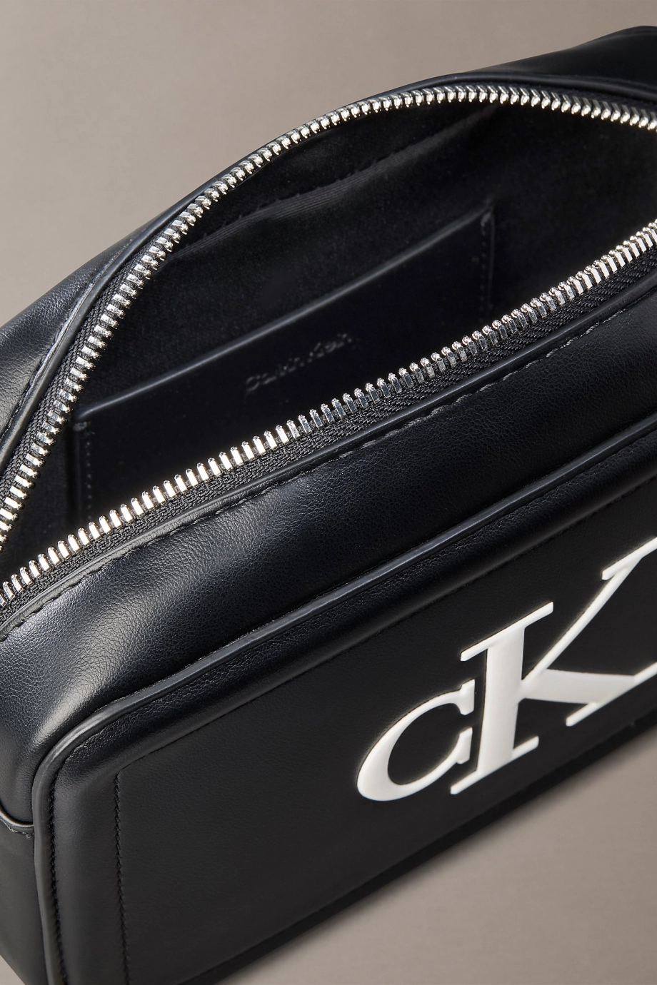 Calvin Klein Bold CK Kamera Kadın Siyah Çapraz Çanta LV04F3220G-3L2