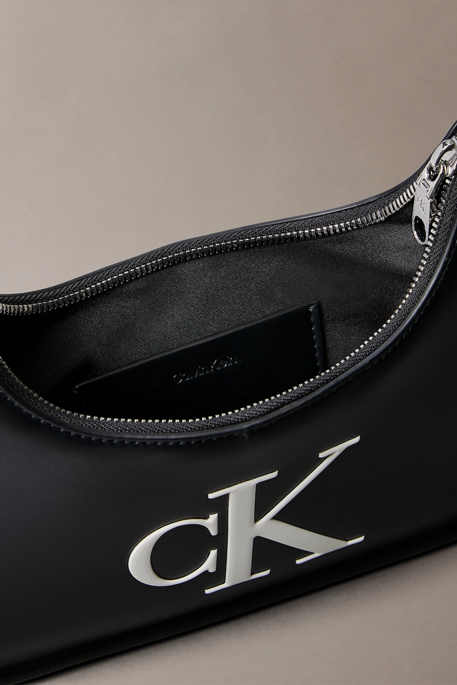 Calvin Klein Bold CK Küçük Kadın Siyah Çapraz Çanta LV04F3230G-3L2