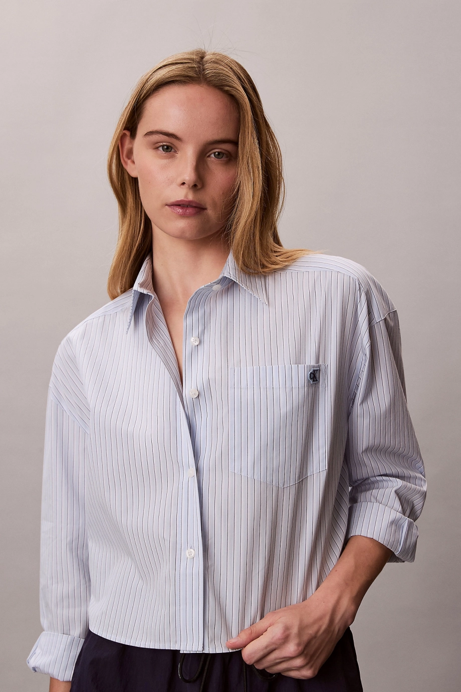 Calvin Klein İpliği Boyalı Pamuklu Poplin Kısa Kesim Kadın Mavi Gömlek LV047F105G-C1O
