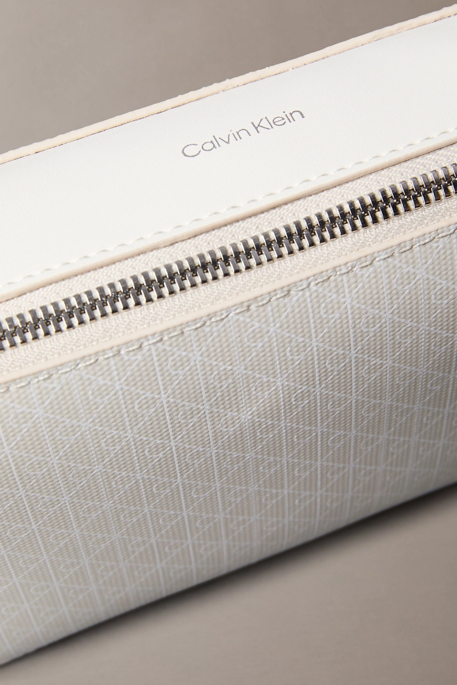 Calvin Klein Amblemli Tamamı Baskılı Uzun Kamera Kadın Haki Çapraz Çanta LV04F3268G-2XB