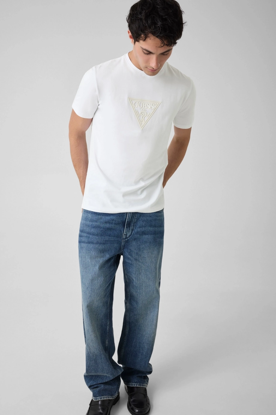 Guess Bisiklet Yaka Kısa Kollu Orta Üçgen HD Baskılı Erkek Beyaz T-shirt M6YI40K4226-G011