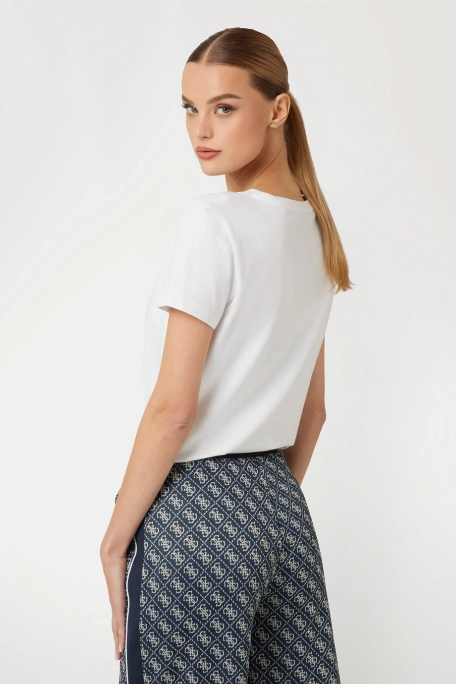 Guess Briana Kadın Beyaz Aktif Regular Fit T-Shirt V3BI11J1314-G011
