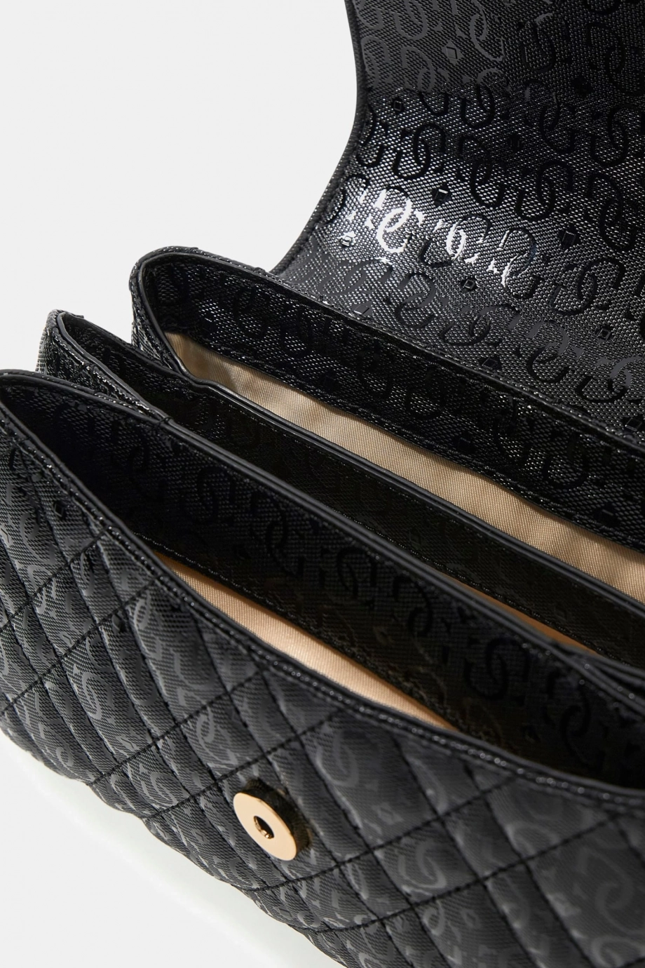 Guess Isemay Dönüştürülebilir Askılı Kapaklı Kadın Siyah Çapraz Çanta HWGG9628210-BLA