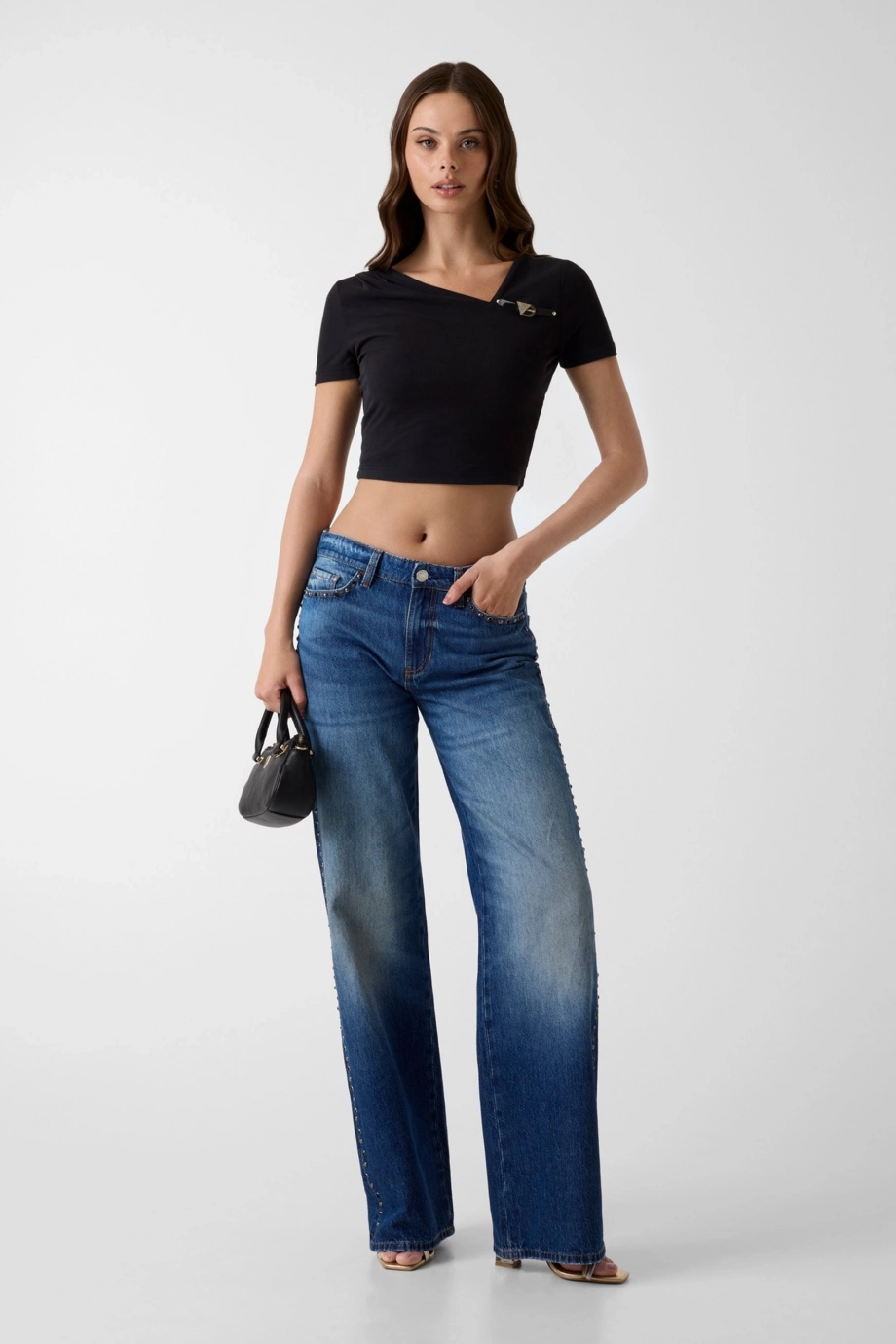Guess Kısa Kollu Karole Asimetrik Yaka Crop Kadın Siyah Bluz W6YP33K4383-JBLK