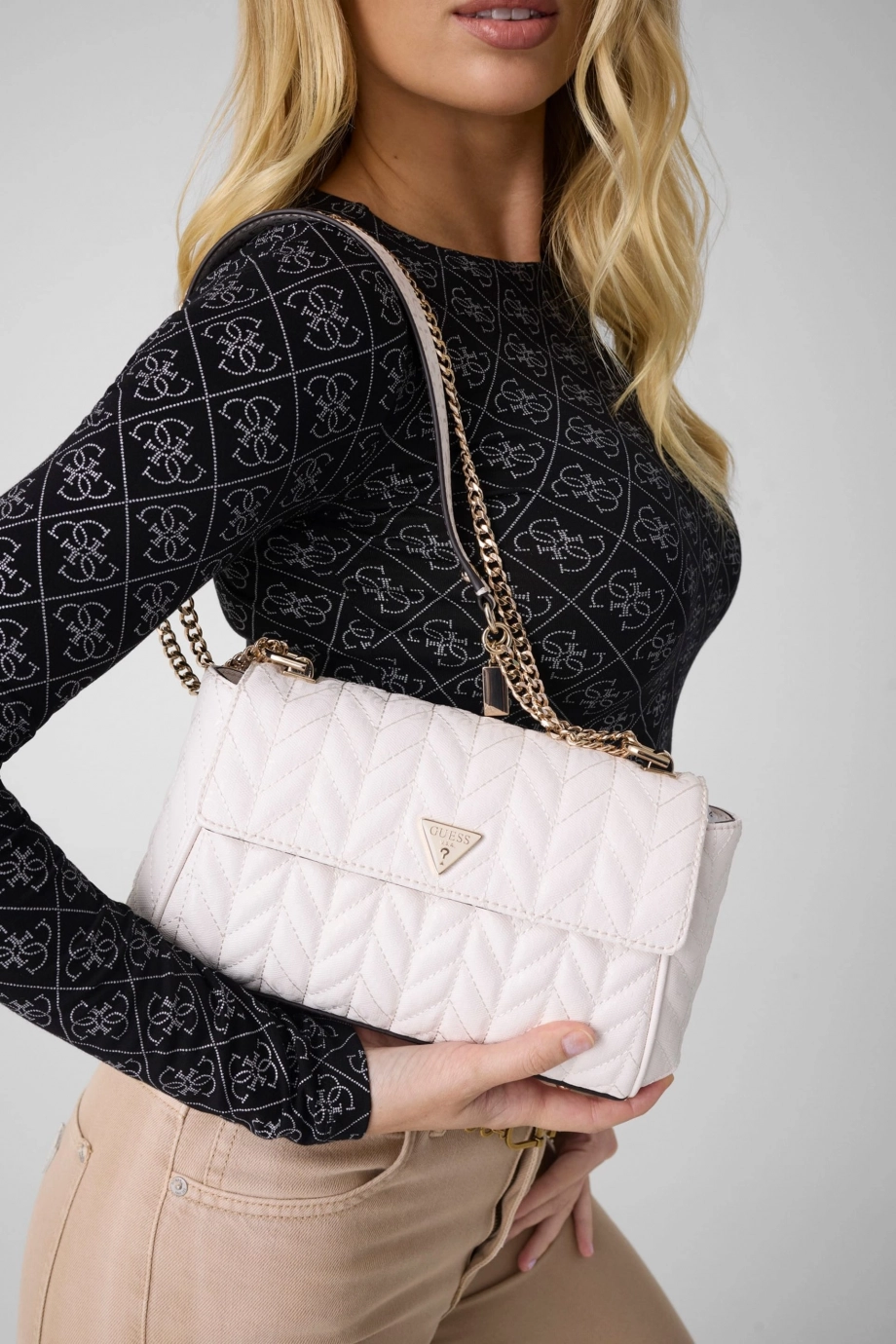 Guess Stacey Dönüştürülebilir Kapaklı Kadın Beyaz Çapraz Çanta HWGG9741210-OFF