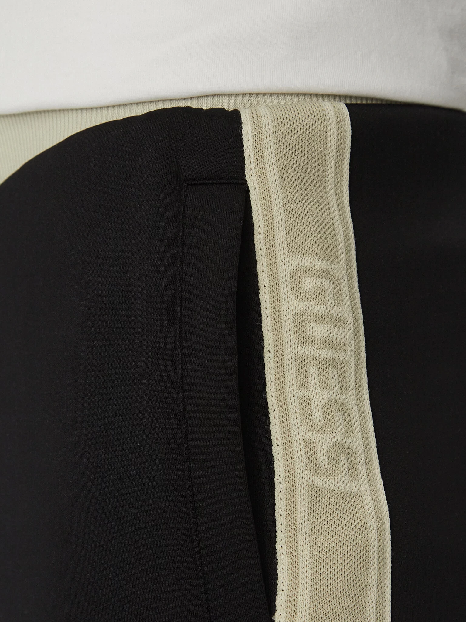 Guess Castore Short Erkek Siyah Şort Z5GD08KCRU2-JBLK
