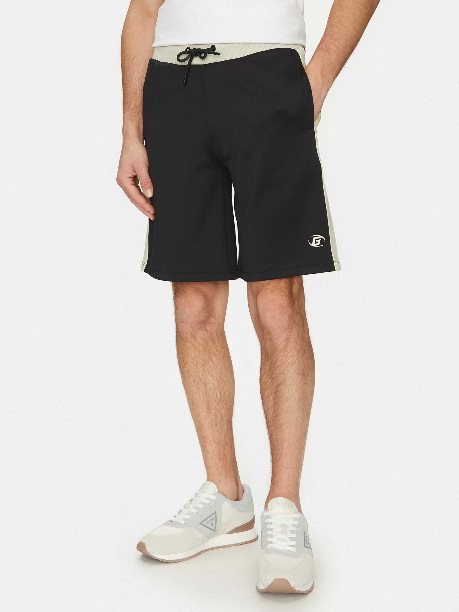 Guess Castore Short Erkek Siyah Şort Z5GD08KCRU2-JBLK