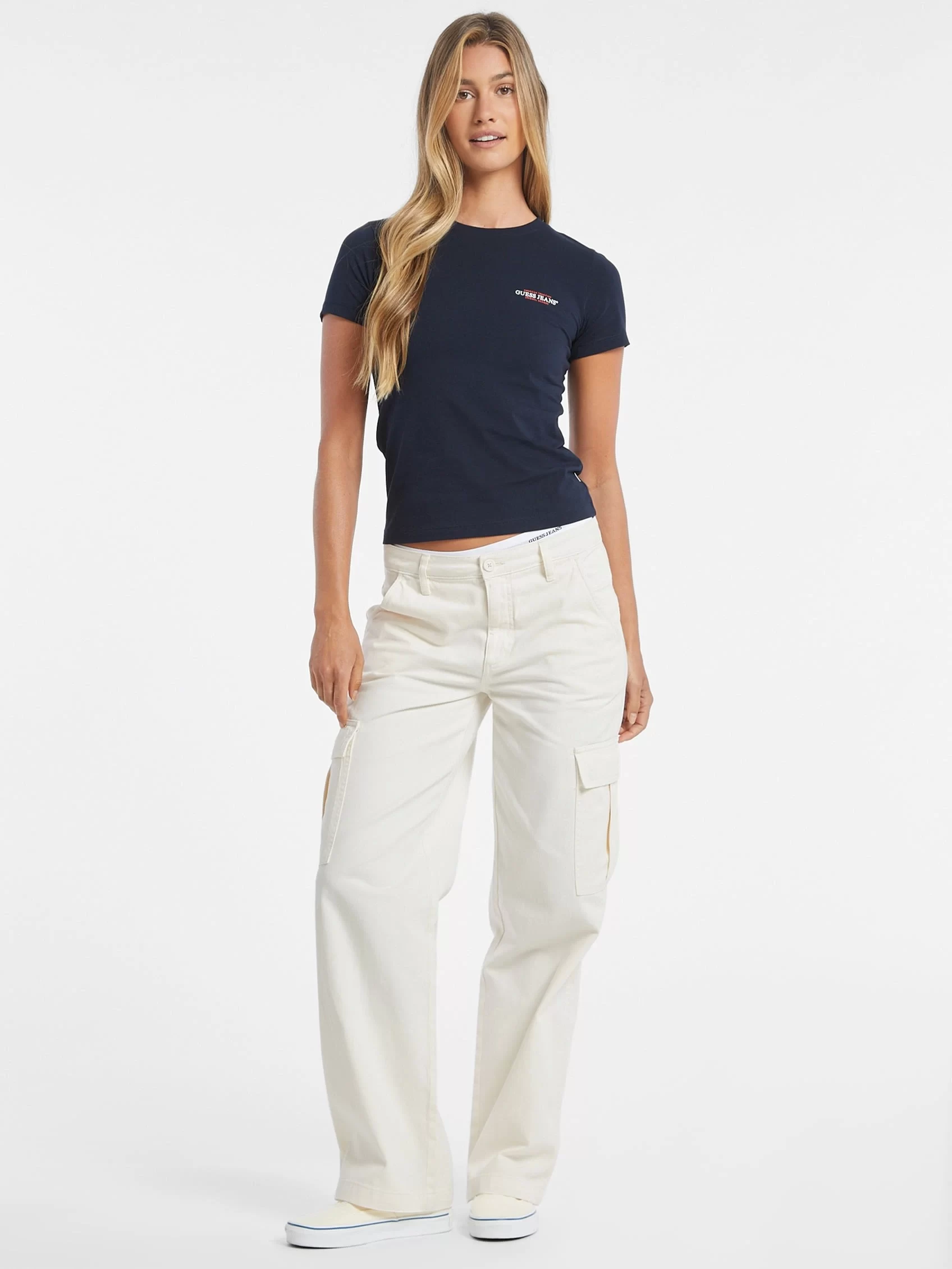 Guess Kadın Classic Mini Üçgen Logolu Siyah T-Shirt