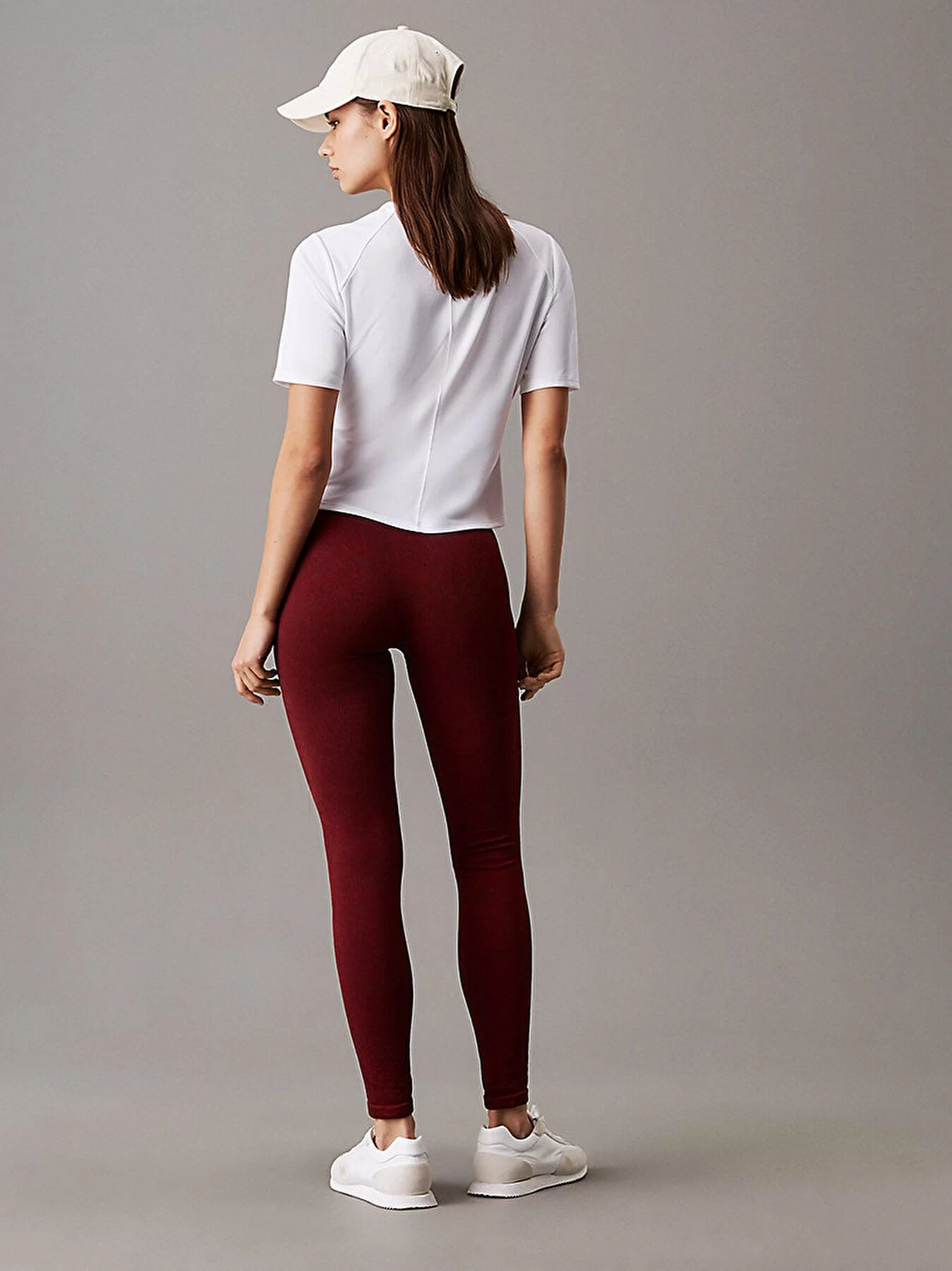Calvin Klein Kadın Beyaz Regular Fit Logolu Crop T-Shirt
