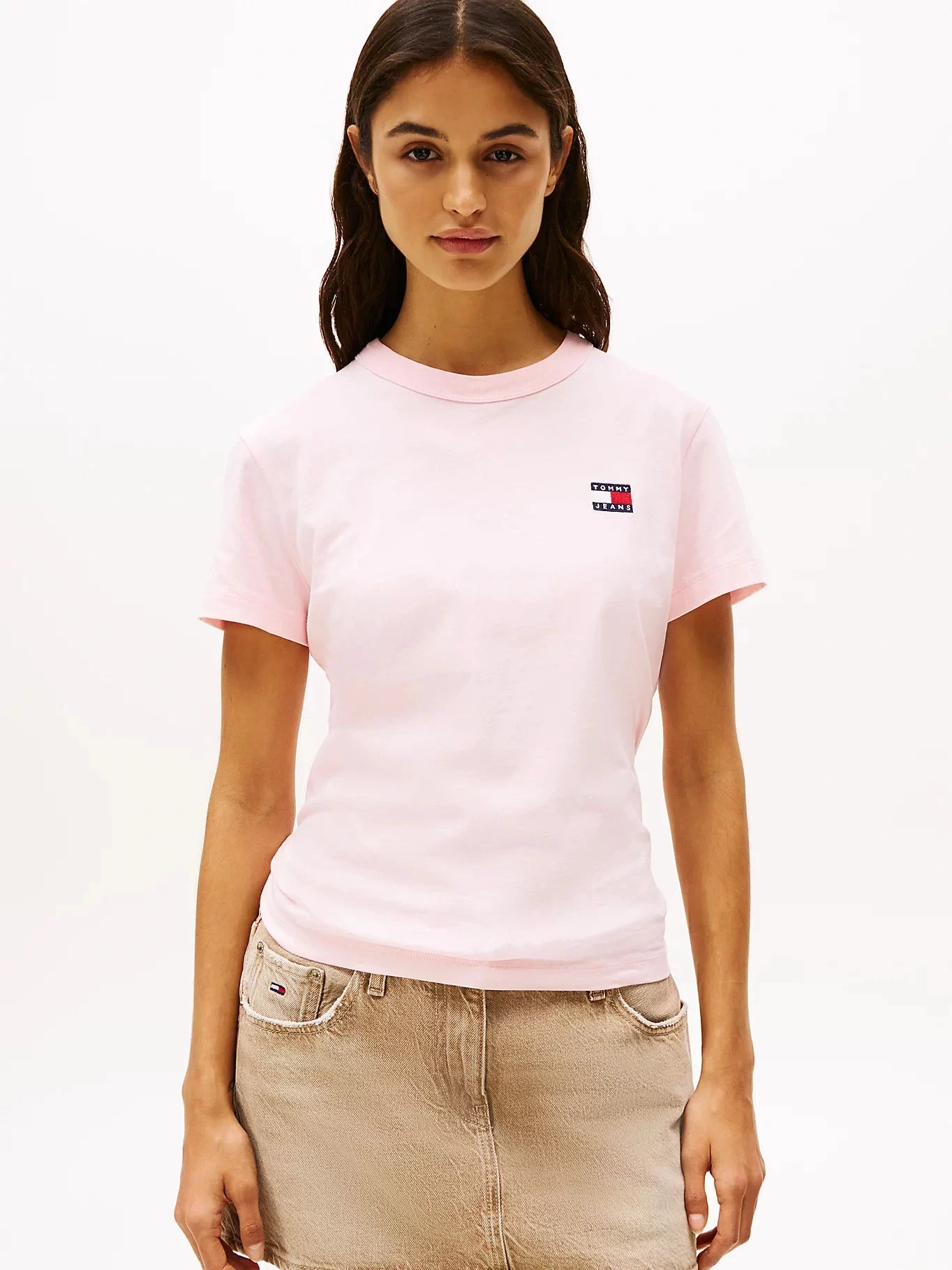 Tommy Jeans Kadın  Pembe Badge Crew Yaka Tişört