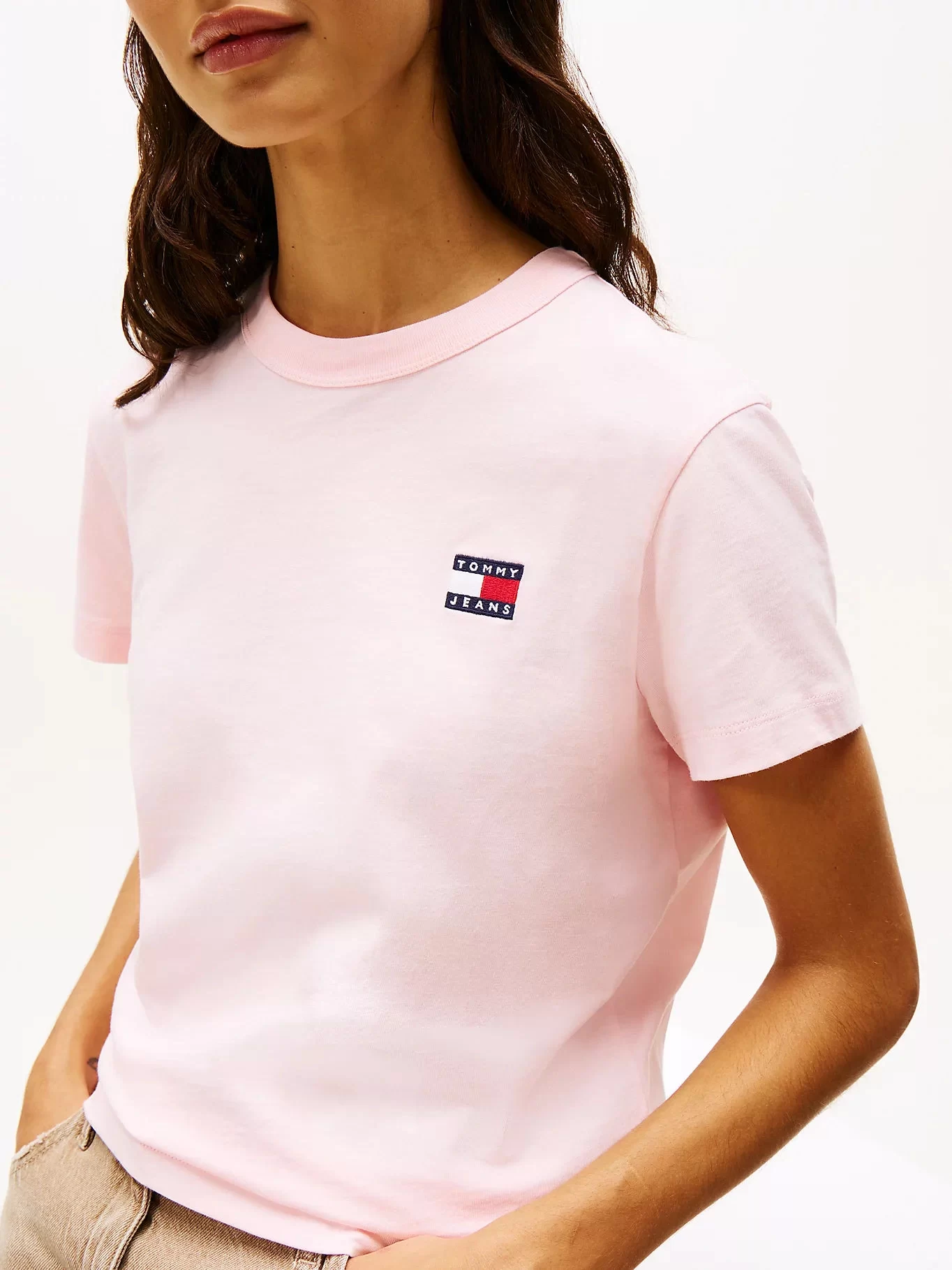 Tommy Jeans Kadın  Pembe Badge Crew Yaka Tişört