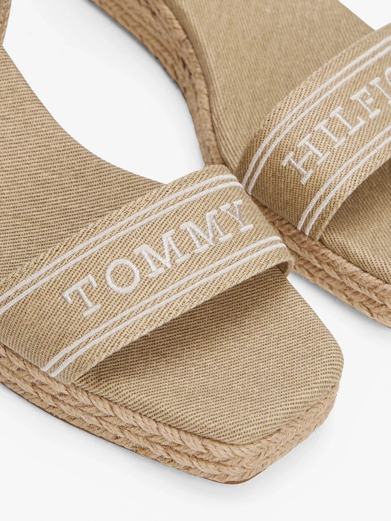 Tommy Hilfiger Kadın  Bej Monotype Kamalı Sandalet