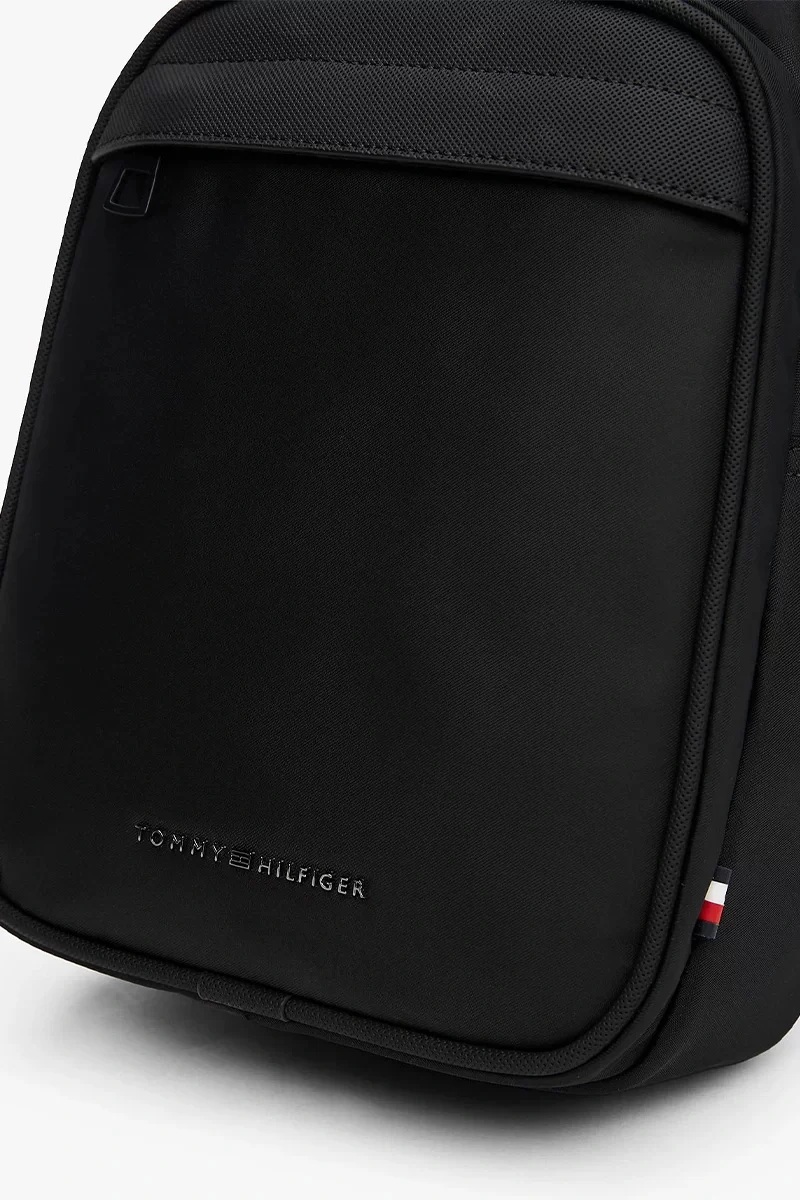 Tommy Hilfiger Erkek  Metal Logo Askılı Siyah Çanta