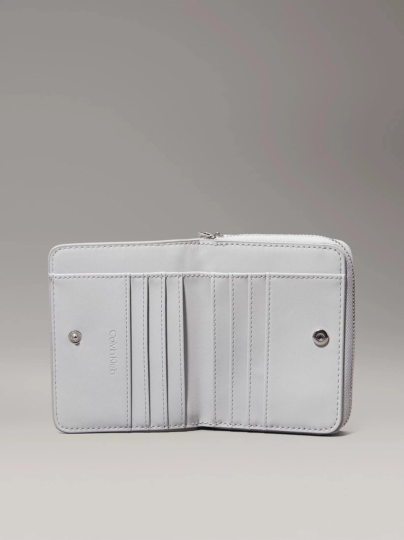 CK MUST MEDIUM ZIP AROUND_MONO