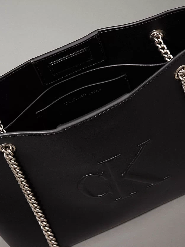 SCULPTED CHAIN SHOULDER BAG
